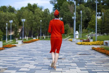 Rusya, Samara: 19 Jule 2019. Güzel hostes giymiş