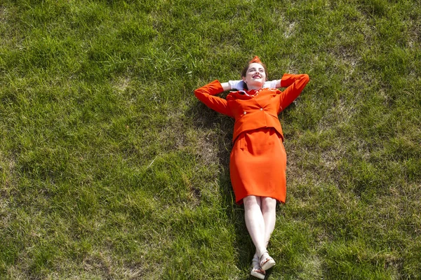 RÚSSIA, SAMARA: 19 JULHO 2019. Linda aeromoça vestida com de — Fotografia de Stock