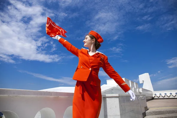 RUSIA, SAMARA: 19 Iunie 2019. Frumoasă stewardesă îmbrăcată în — Fotografie, imagine de stoc