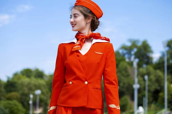 RUSSIA, SAMARA: 19 LUGLIO 2019. Bella hostess vestita di — Foto Stock