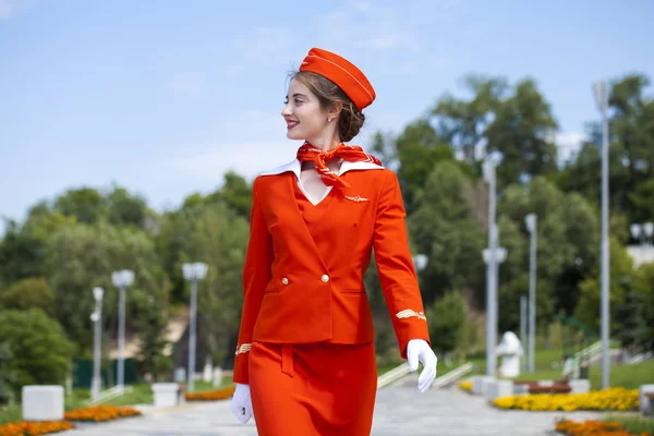 RUSSIA, SAMARA: 19 LUGLIO 2019. Bella hostess vestita di — Foto Stock