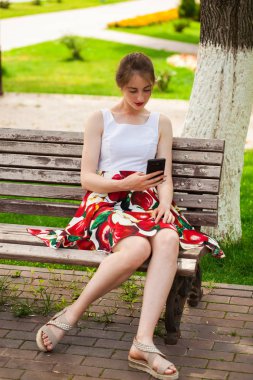 Telefonla arıyorum. Bir pa oturan yaz elbise güzel kız