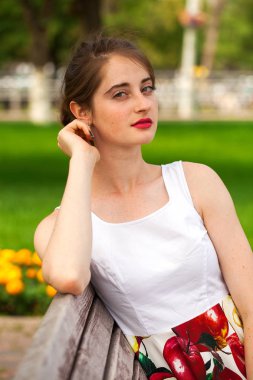 Mutlu bir genç esmer kadının yakın portresi, yaz parkı açık havada