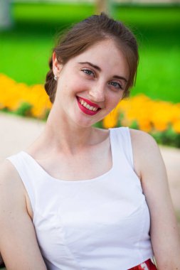 Mutlu bir genç esmer kadının yakın portresi, yaz parkı açık havada