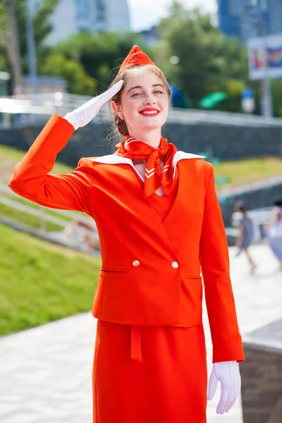 Giovane hostess vestita in uniforme rossa ufficiale di Airlines — Foto Stock