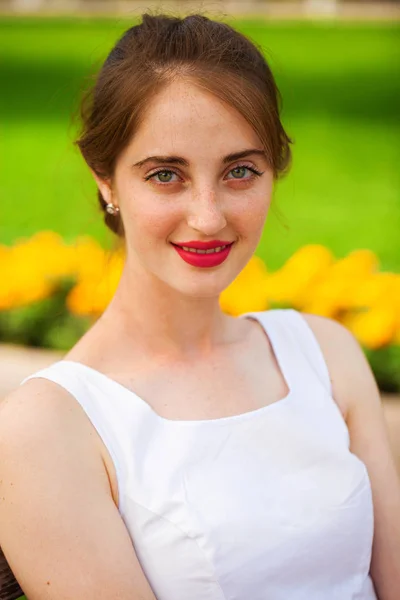 Primer Plano Retrato Una Joven Morena Feliz Parque Verano Aire — Foto de Stock