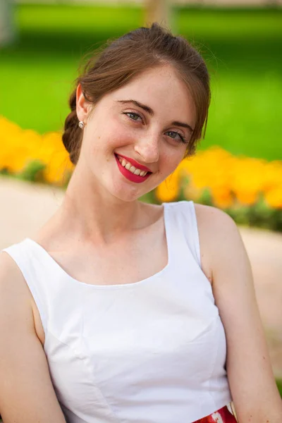 Κοντινό Πορτρέτο Ενός Ευτυχισμένο Νεαρό Μελαχρινή Γυναίκα Καλοκαιρινό Πάρκο Εξωτερικούς — Φωτογραφία Αρχείου