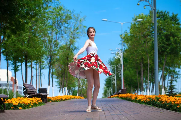 Portret van mooie jonge vrouw in jurk — Stockfoto