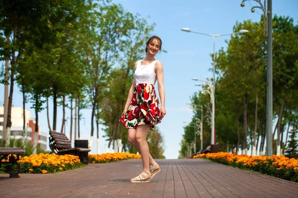 içinde güzel genç kadın portresi