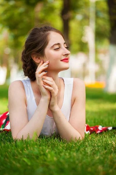 Prachtige mooie jongedame ontspannen in zomer park — Stockfoto