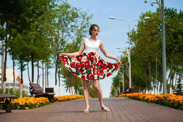 Portret van mooie jonge vrouw in jurk — Stockfoto