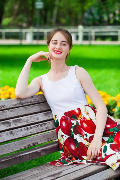 Mutlu bir genç esmer kadının yakın portresi, yaz parkı açık havada