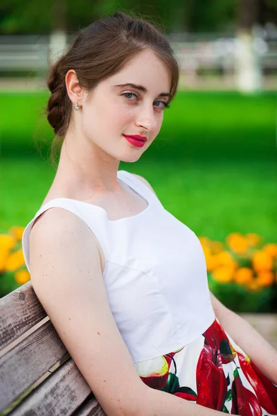 Mutlu Bir Genç Esmer Kadının Yakın Portresi Yaz Parkı Açık — Stok fotoğraf