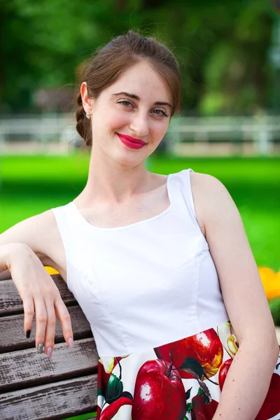 Portret van een gelukkige jonge brunette vrouw, zomerpark buitenshuis — Stockfoto