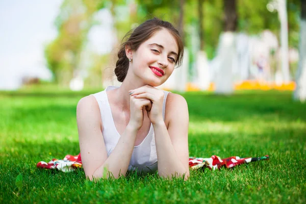 Nádherná Mladá hezká žena relaxační v letním parku — Stock fotografie