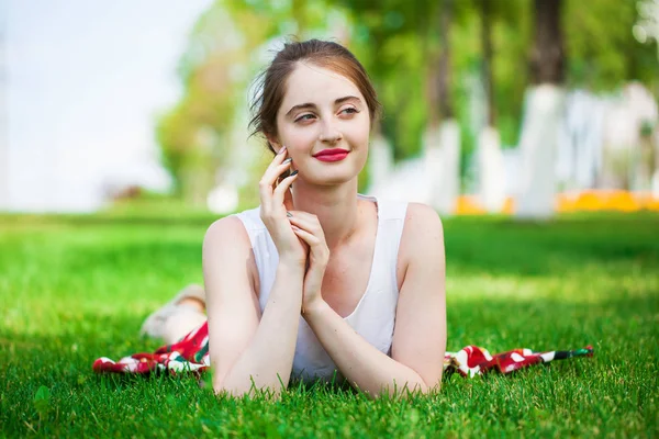 Nádherná Mladá hezká žena relaxační v letním parku — Stock fotografie