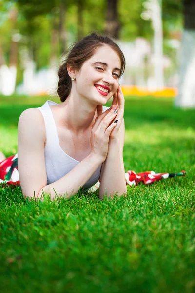 Ursnygg ung vacker kvinna avkopplande i sommaren park — Stockfoto