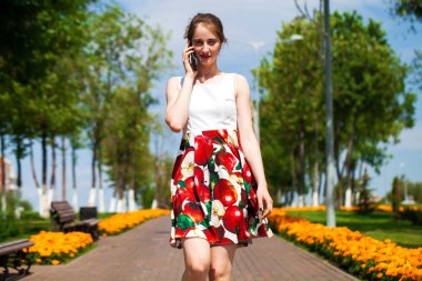 İçinde p konuşmak mutlu genç esmer kadın portresi