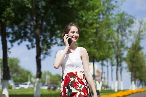 Ritratto di giovane donna bruna felice in abito parlando sulla p — Foto Stock