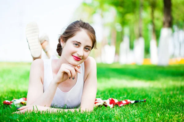 Wunderschöne junge hübsche Frau entspannt sich im Sommerpark — Stockfoto