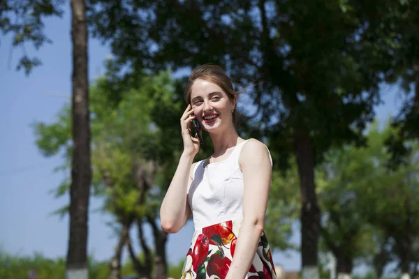 Ritratto di giovane donna bruna felice in abito parlando sulla p — Foto Stock