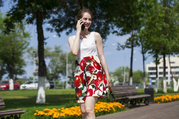 Retrato de jovem morena feliz em vestido falando ao telefone, ao ar livre rua de verão — Fotografia de Stock