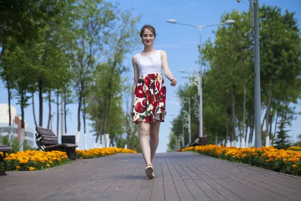 Портрет Счастливой Юной Брюнетки Платье Разговаривающей Телефону Улице Летом — стоковое фото