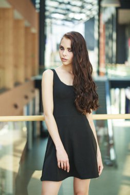 Genç ve güzel esmer bir kadının portresini yap 