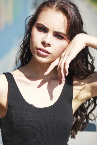 Maquiagem retrato de uma jovem bela mulher morena — Fotografia de Stock