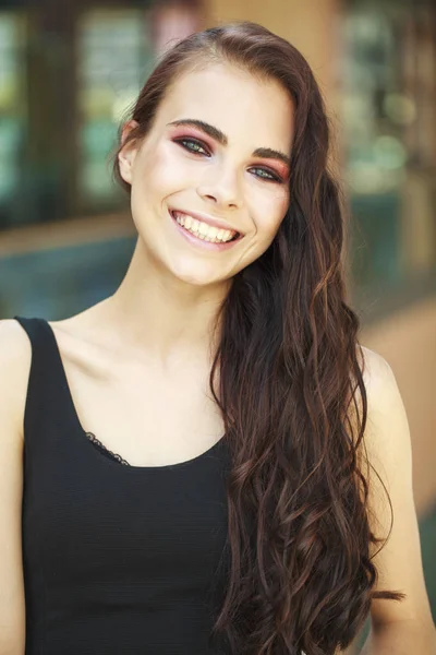 Make-up junge Modell. schöne brünette Mädchen — Stockfoto