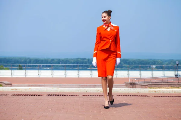 Rosja, Samara: 26 Jule 2019. Piękna stewardessa ubrana w — Zdjęcie stockowe