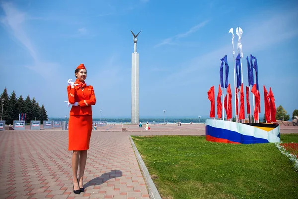 ロシア、サマラ:26ジュール2019。の服を着た美しいスチュワーデス — ストック写真