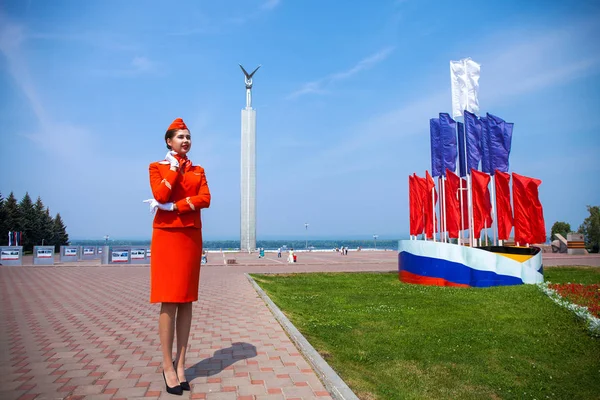 Росія, Самара: 26 Jule 2019. Красиві стюардеса одягнені в — стокове фото