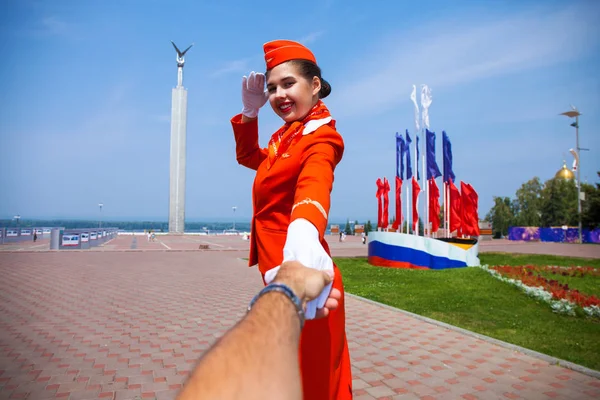 Následujte mě, letuška oblečená v úřední Rudé uniformě A — Stock fotografie
