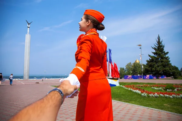 俄罗斯,萨马拉:26 Jule 2019。美丽的空姐穿着 — 图库照片