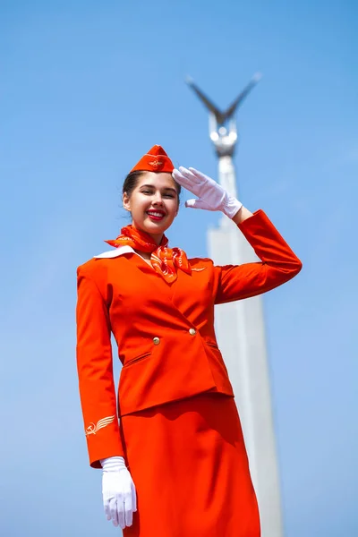 RUSSIA, SAMARA: 26 LUGLIO 2019. Bella hostess vestita di — Foto Stock