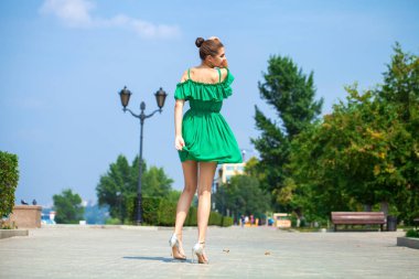 Yeşil elbise yaz yürüyüş üzerinde genç güzel kadın Stree