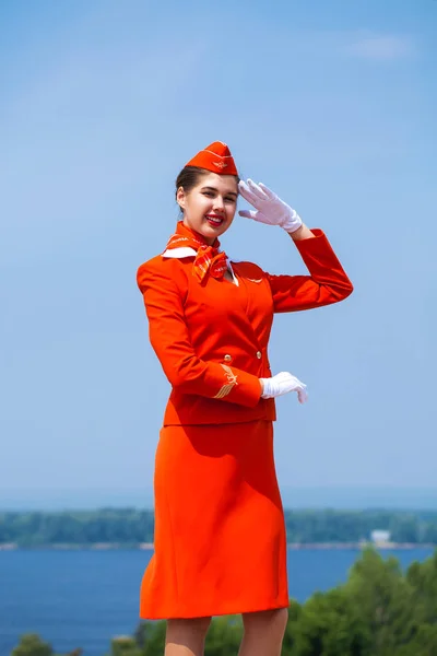 RUSSIA, SAMARA: 26 LUGLIO 2019. Bella hostess vestita di — Foto Stock