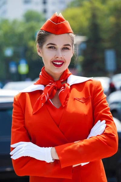 Giovane hostess vestita in uniforme rossa ufficiale di Airlines — Foto Stock