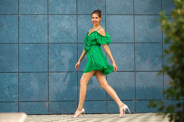 Full body portrait young beautiful brunette woman in green dress — Stock Photo, Image
