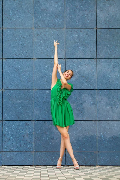 Teljes test portré fiatal gyönyörű barna nő, zöld ruhában — Stock Fotó