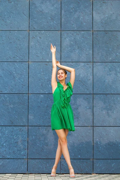 Retrato de cuerpo completo joven hermosa morena mujer en vestido verde —  Fotos de Stock