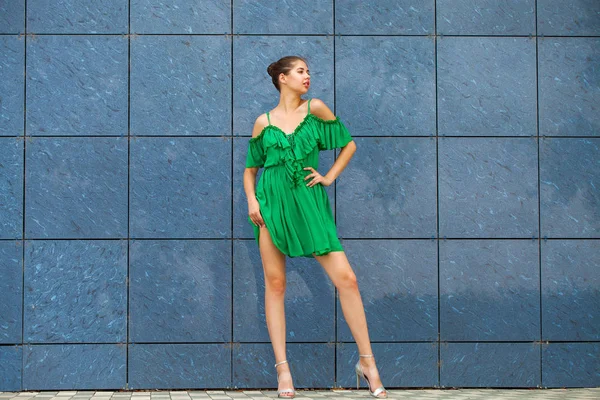 Ganzkörperporträt junge schöne brünette Frau in grünem Kleid — Stockfoto