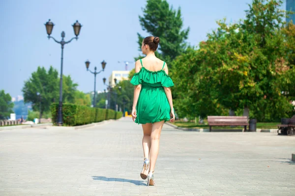 젊은 아름 다운 갈색 머리 소녀 에 녹색 드레스 산책 따라 이 엠브 — 스톡 사진
