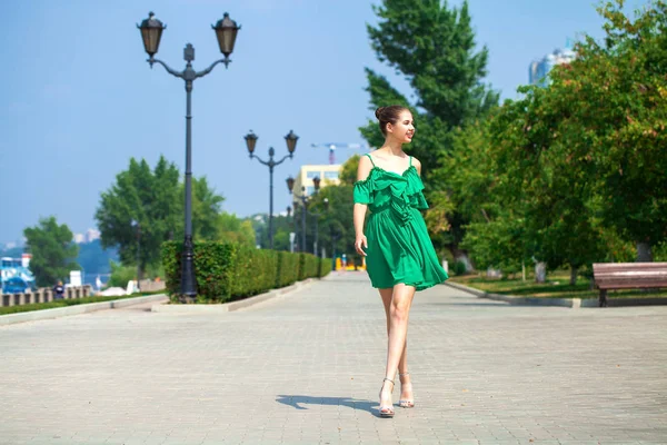 Joven hermosa mujer en vestido verde caminando en la temporada de verano —  Fotos de Stock