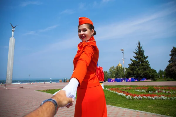 Sígueme, Joven azafata vestida con uniforme rojo oficial de A —  Fotos de Stock