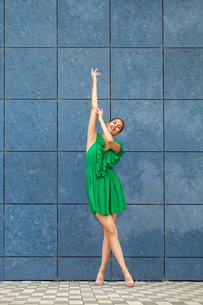 Retrato de cuerpo completo joven hermosa morena mujer en vestido verde —  Fotos de Stock