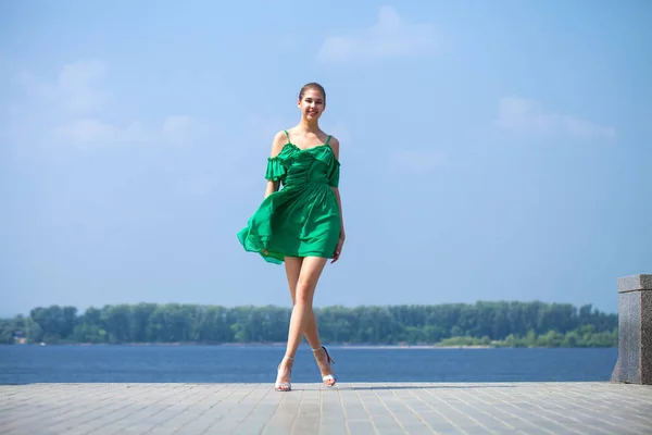 Joven hermosa mujer en vestido verde caminando en la temporada de verano — Foto de Stock