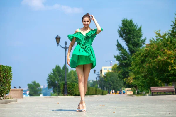Młoda piękna kobieta w zielonej sukni spaceru na lato Stree — Zdjęcie stockowe