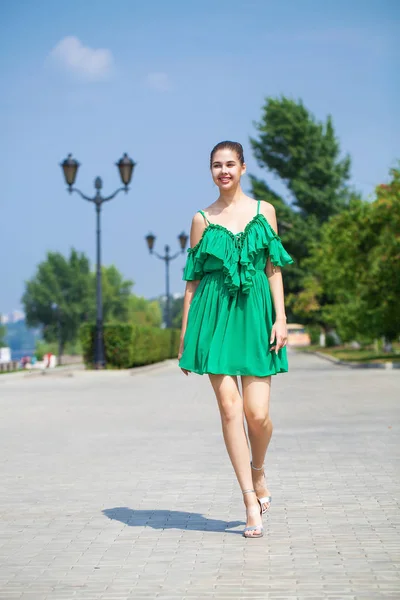 Joven hermosa mujer en vestido verde caminando en la temporada de verano —  Fotos de Stock